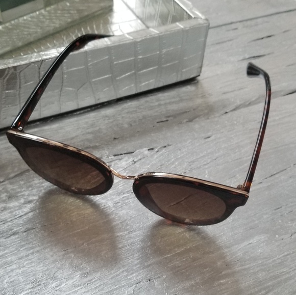 SUNNIES - Picture 2 of 4